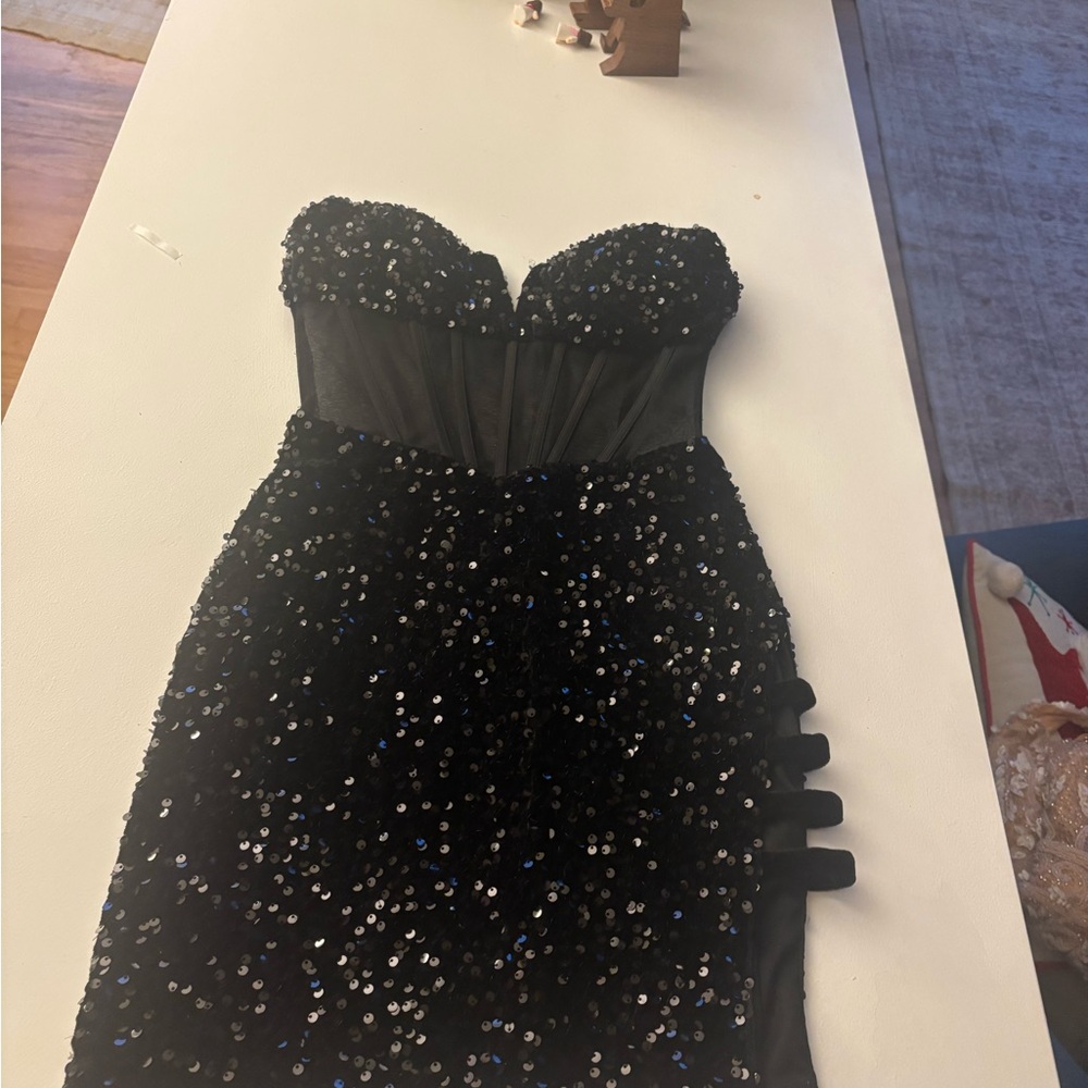 Elegant Black Sequin hoco Strapless Dress. Is a size 2 but fits like a 00.